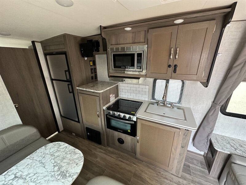 2021 Gulf Stream Vista Cruiser 19MBS   - Photo 8 - Goshen, IN 46526