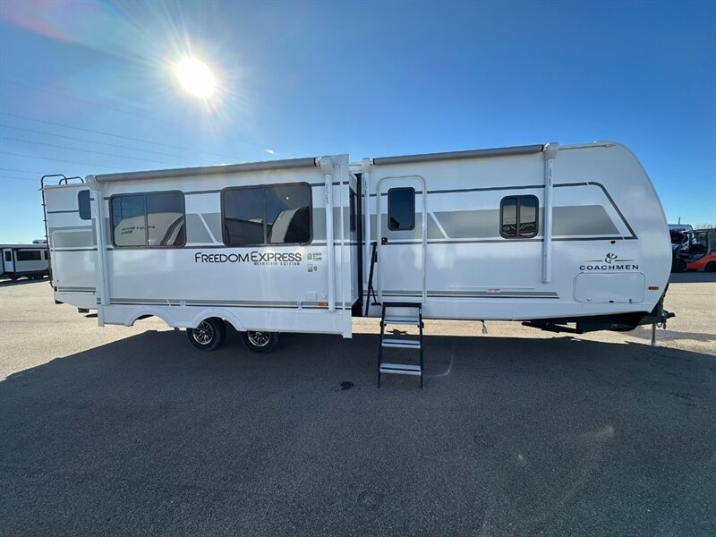 2025 Coachmen Freedom Express Ultra Lite 326BHDS - Photo 4 - Goshen, IN 46526