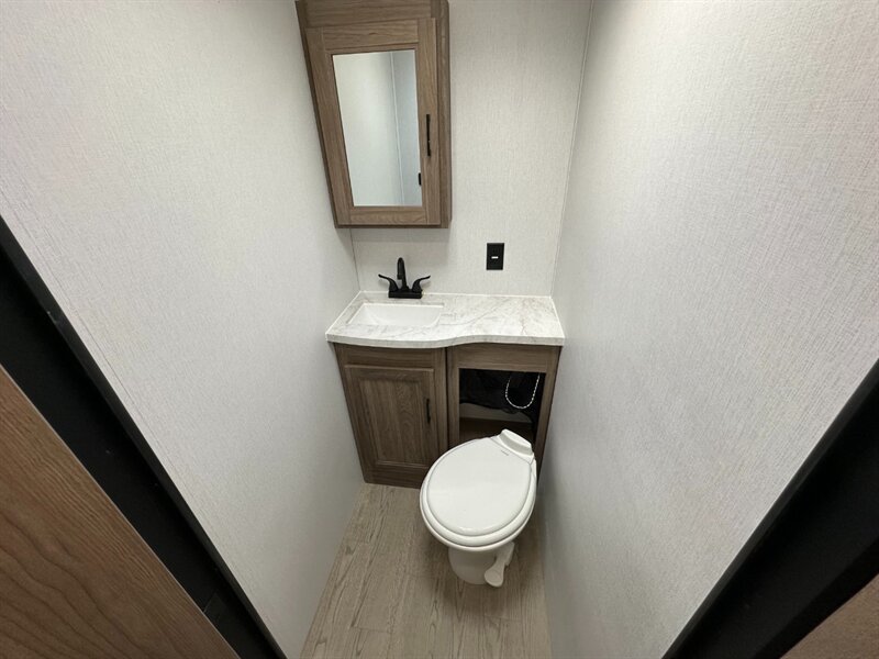 2025 Coachmen Freedom Express Ultra Lite 326BHDS - Photo 22 - Goshen, IN 46526