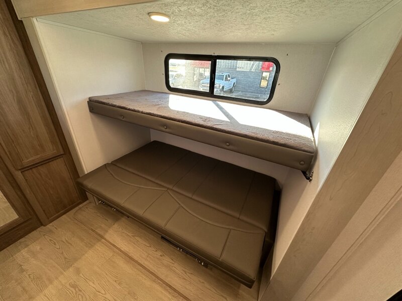 2025 Coachmen Freedom Express Ultra Lite 326BHDS - Photo 19 - Goshen, IN 46526