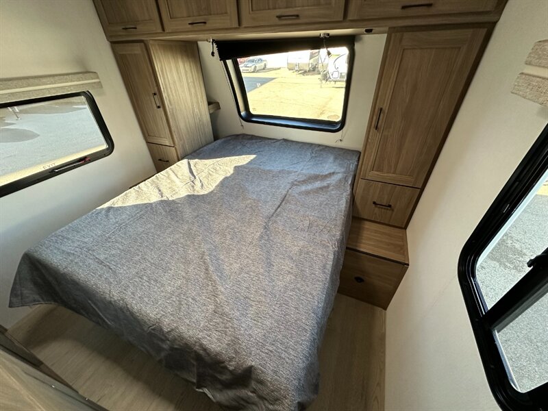 2025 Coachmen Freedom Express Ultra Lite 326BHDS - Photo 23 - Goshen, IN 46526
