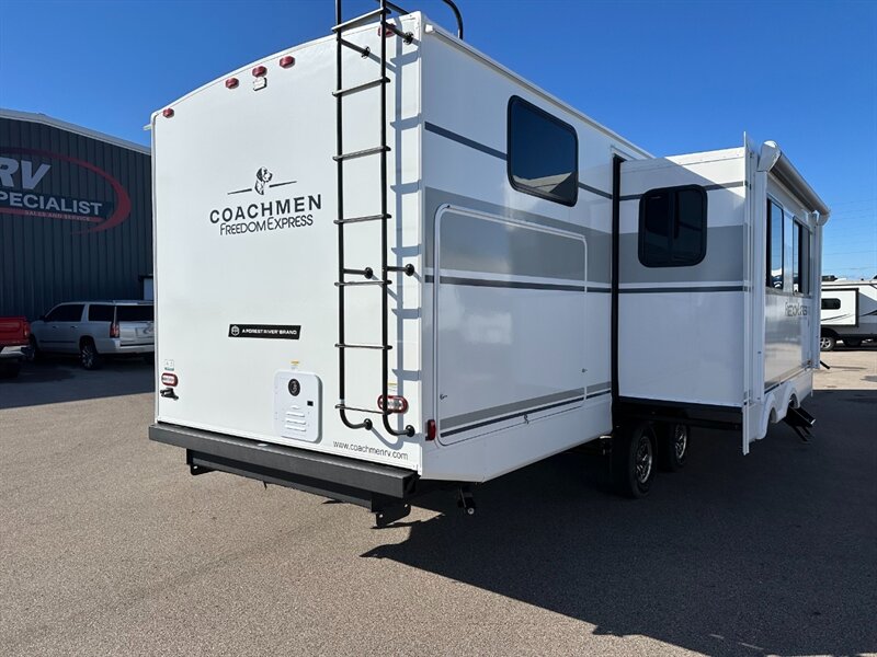 2025 Coachmen Freedom Express Ultra Lite 326BHDS - Photo 5 - Goshen, IN 46526