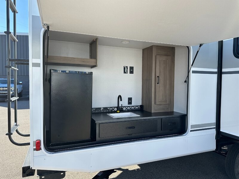 2025 Coachmen Freedom Express Ultra Lite 326BHDS - Photo 8 - Goshen, IN 46526