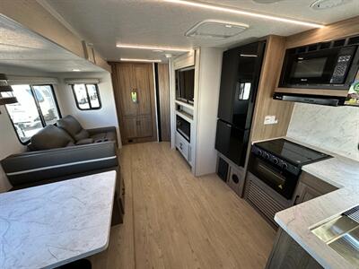 2025 Coachmen Freedom Express Ultra Lite 326BHDS   - Photo 11 - Goshen, IN 46526