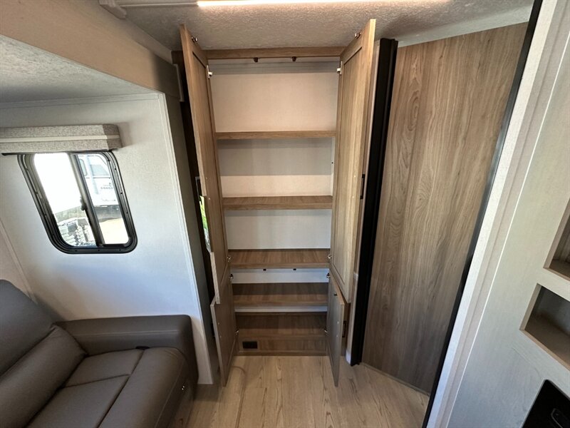 2025 Coachmen Freedom Express Ultra Lite 326BHDS - Photo 16 - Goshen, IN 46526