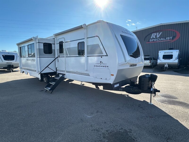2025 Coachmen Freedom Express Ultra Lite 326BHDS - Photo 3 - Goshen, IN 46526