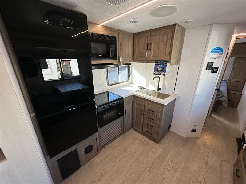2025 Coachmen Freedom Express Ultra Lite 326BHDS - Photo 13 - Goshen, IN 46526