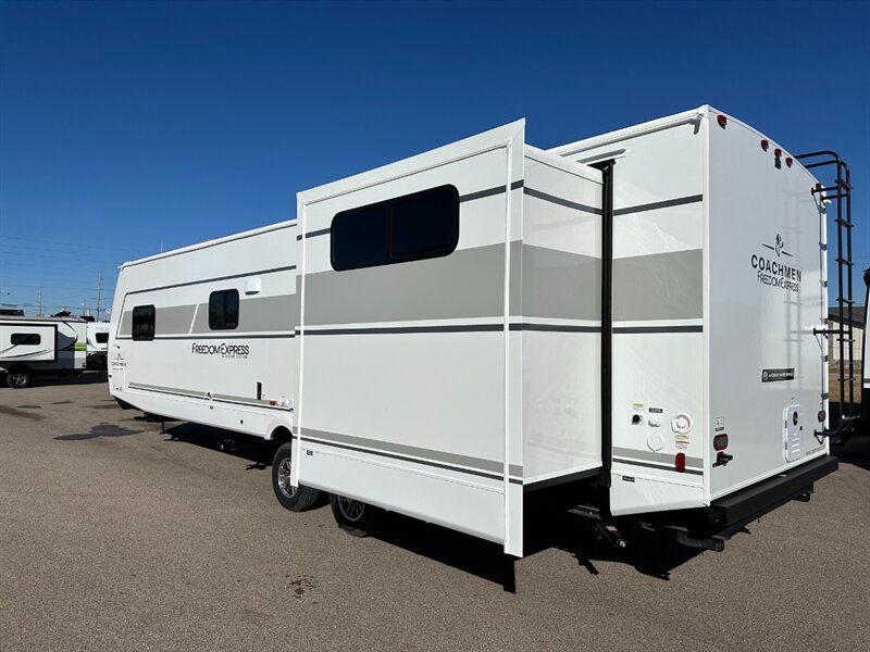 2025 Coachmen Freedom Express Ultra Lite 326BHDS - Photo 6 - Goshen, IN 46526