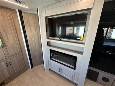 2025 Coachmen Freedom Express Ultra Lite 326BHDS   - Photo 14 - Goshen, IN 46526