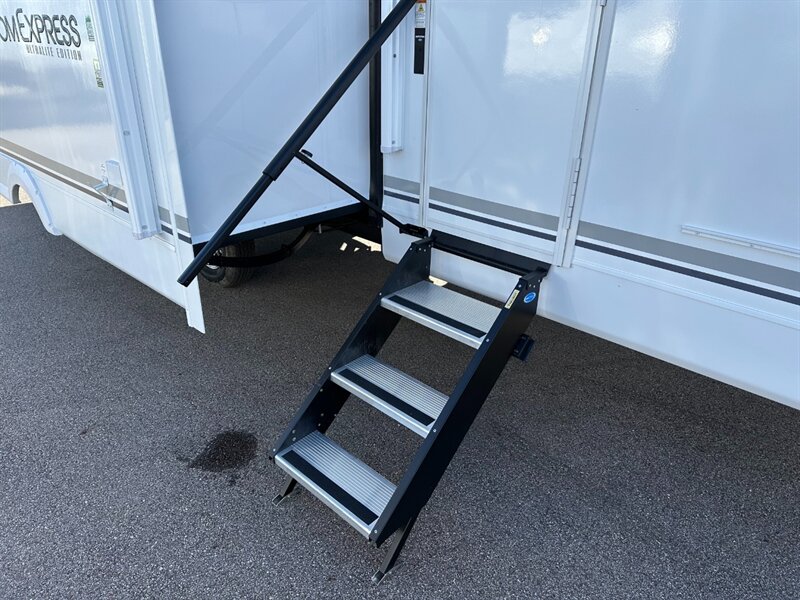 2025 Coachmen Freedom Express Ultra Lite 326BHDS - Photo 10 - Goshen, IN 46526