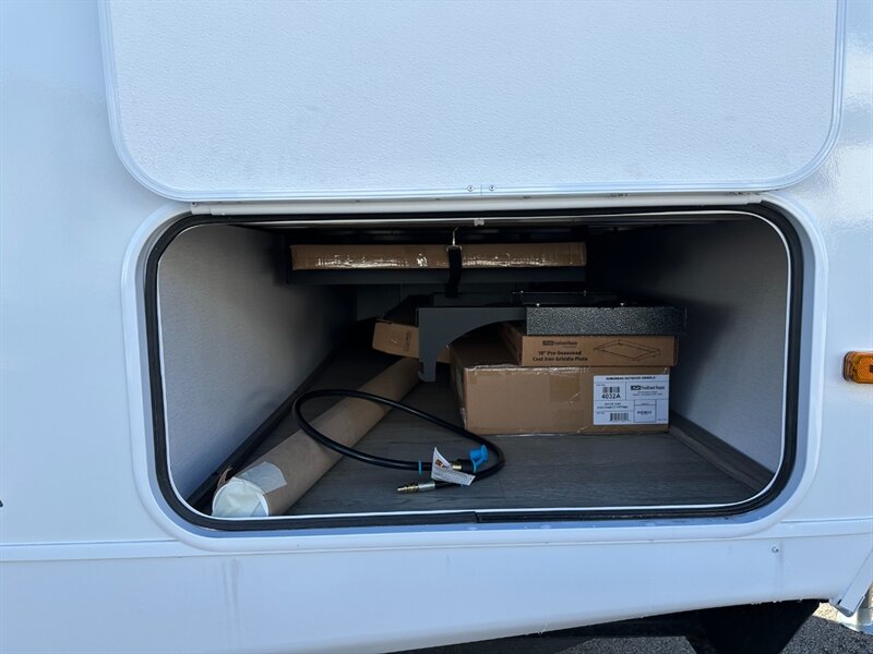 2025 Coachmen Freedom Express Ultra Lite 326BHDS - Photo 9 - Goshen, IN 46526