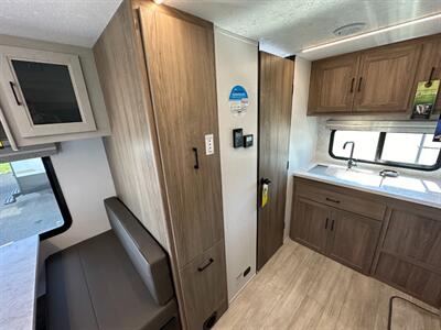 2025 Coachmen Freedom Express Ultra Lite 22MLS   - Photo 16 - Goshen, IN 46526