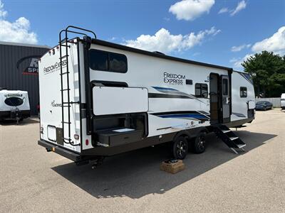 2024 Coachmen Freedom Express Ultra Lite 294BHDS   - Photo 6 - Goshen, IN 46526