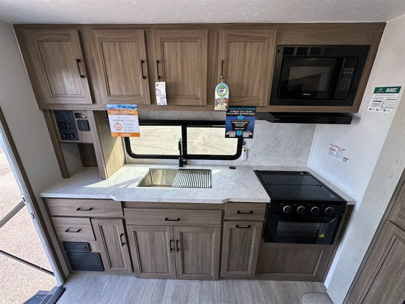 2026 Coachmen Freedom Express Ultra Lite 245RKS - Photo 12 - Goshen, IN 46526