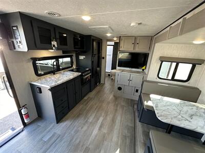 2025 Coachmen Apex Ultra-Lite 241BHS   - Photo 11 - Goshen, IN 46526