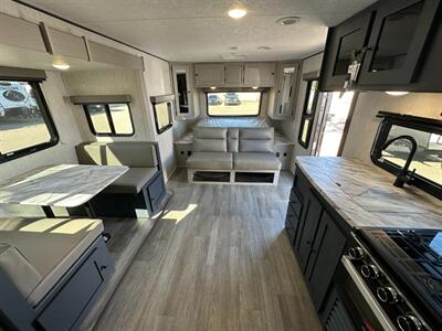 2025 Coachmen Apex Ultra-Lite 241BHS   - Photo 12 - Goshen, IN 46526