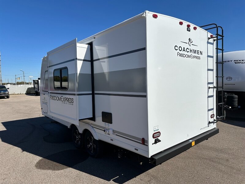 2026 Coachmen Freedom Express Ultra Lite 192RBS - Photo 7 - Goshen, IN 46526
