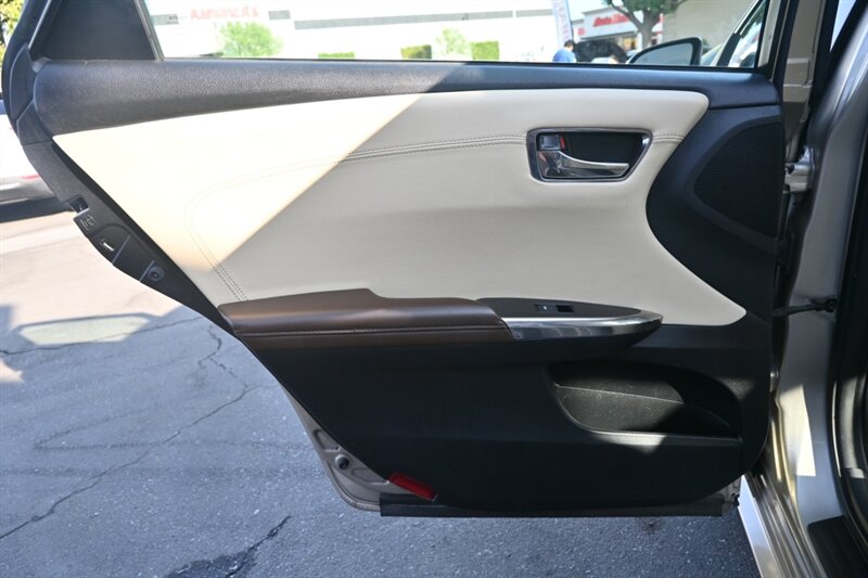 2015 Toyota Avalon Hybrid XLE Touring photo 33
