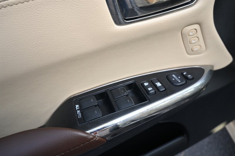 2015 Toyota Avalon Hybrid XLE Touring photo 14