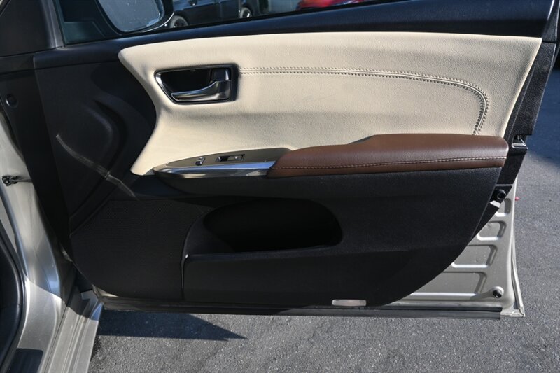 2015 Toyota Avalon Hybrid XLE Touring photo 46
