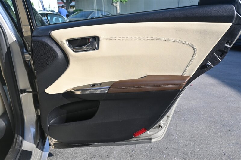 2015 Toyota Avalon Hybrid XLE Touring photo 40