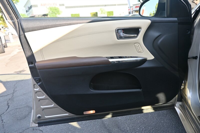 2015 Toyota Avalon Hybrid XLE Touring photo 12