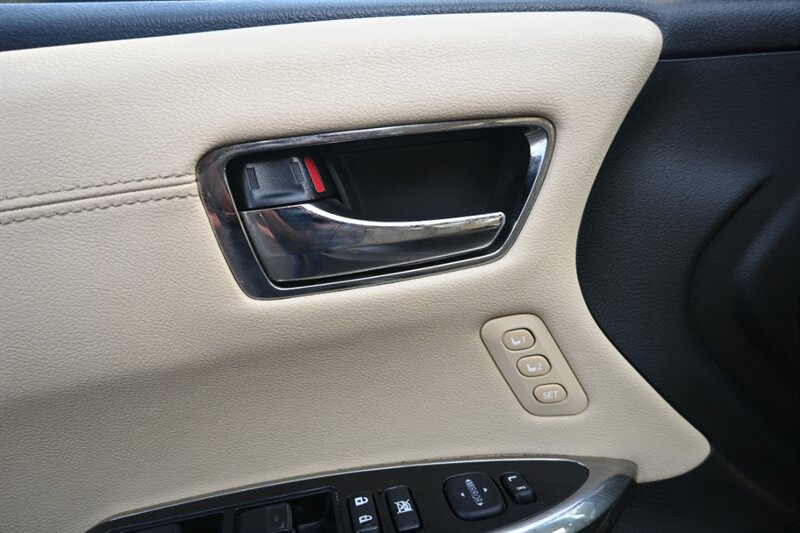 2015 Toyota Avalon Hybrid XLE Touring photo 13