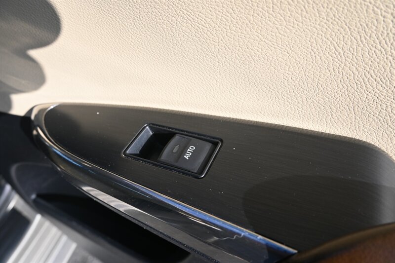 2015 Toyota Avalon Hybrid XLE Touring photo 42