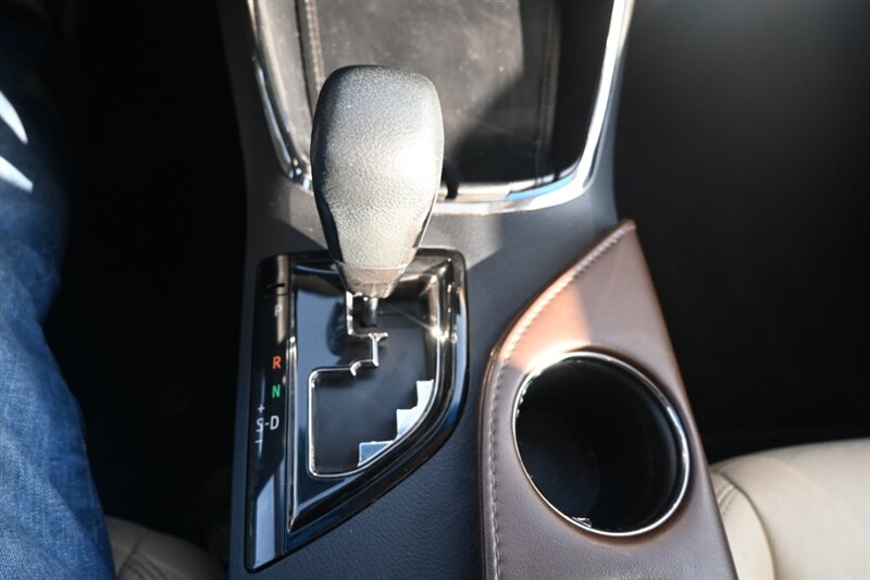 2015 Toyota Avalon Hybrid XLE Touring photo 31