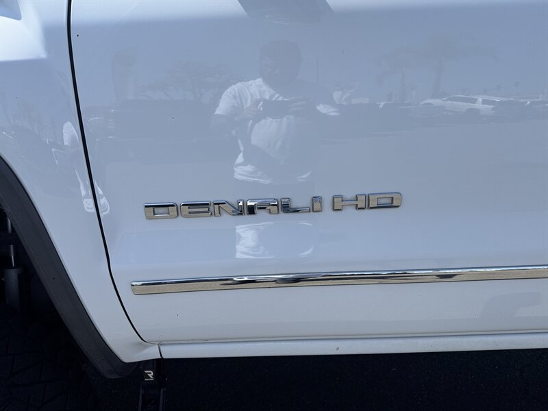 2019 GMC Sierra 2500HD Denali - Photo 9 - Norwalk, CA 90650-2241