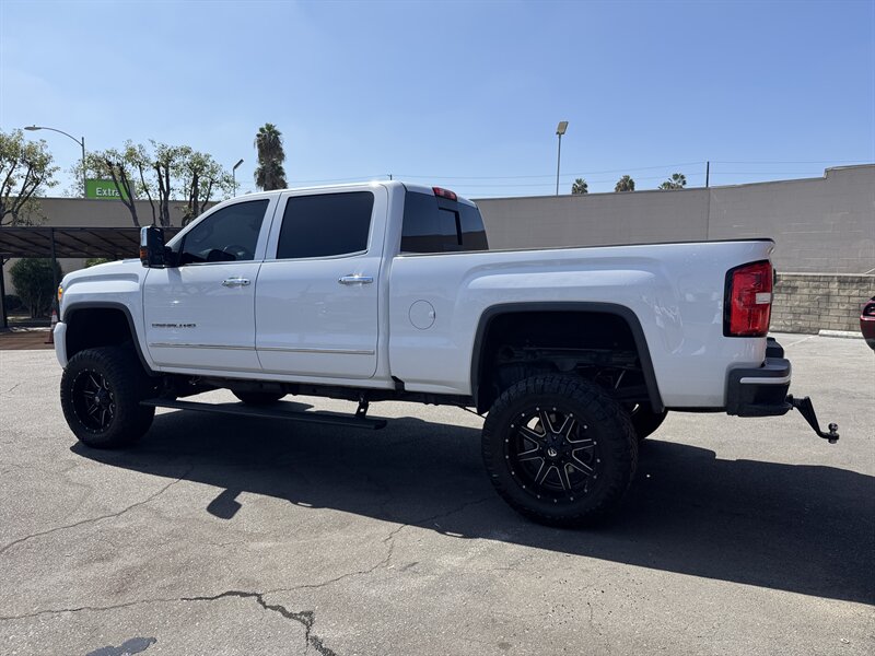 2019 GMC Sierra 2500HD Denali - Photo 13 - Norwalk, CA 90650-2241