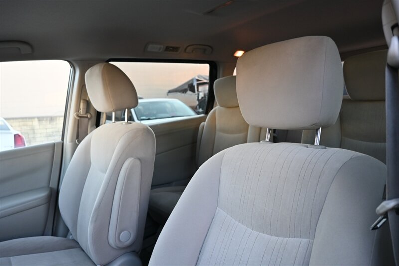 2017 Nissan Quest SV photo 20