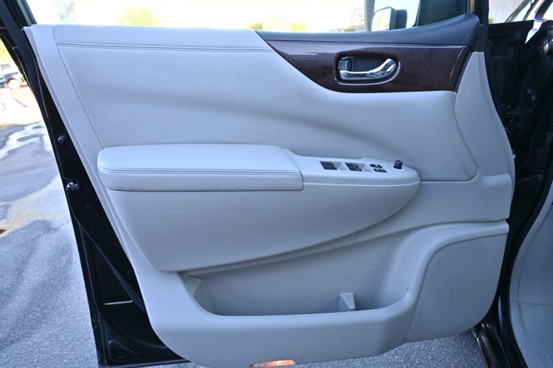 2017 Nissan Quest SV photo 16