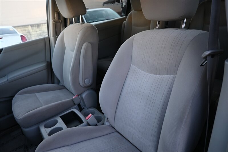 2017 Nissan Quest SV photo 21