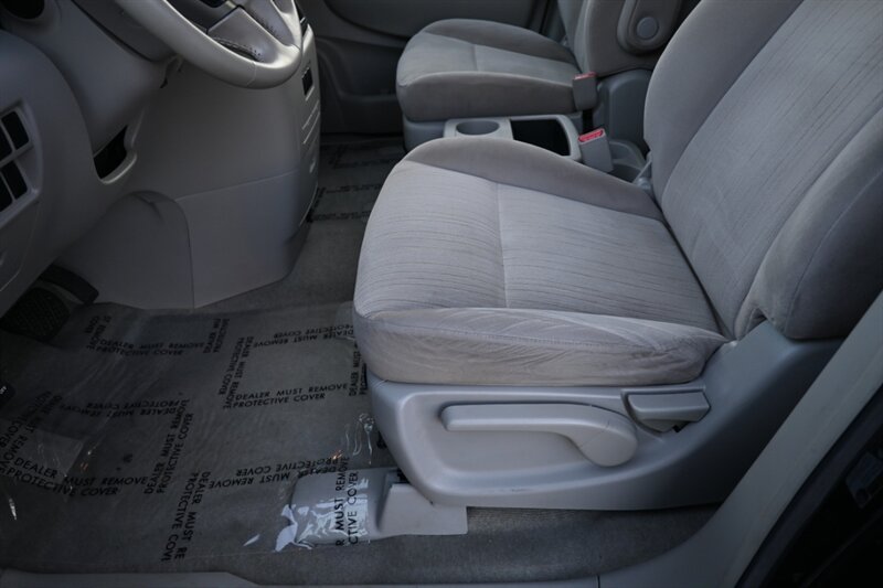 2017 Nissan Quest SV photo 22