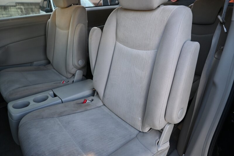 2017 Nissan Quest SV photo 40