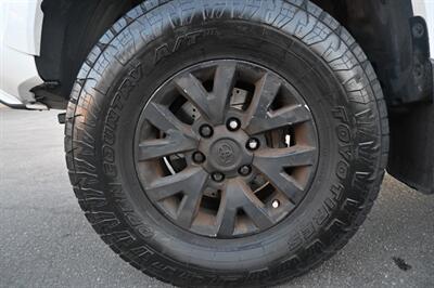 2017 Toyota Tacoma SR5 V6   - Photo 16 - Norwalk, CA 90650-2241