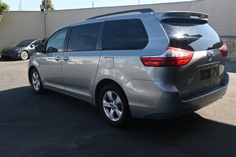 2015 Toyota Sienna LE photo 4