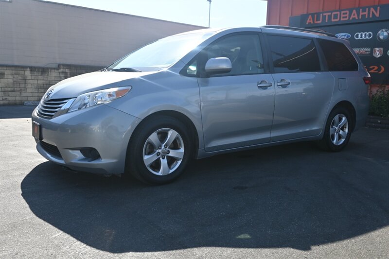 2015 Toyota Sienna LE photo 2