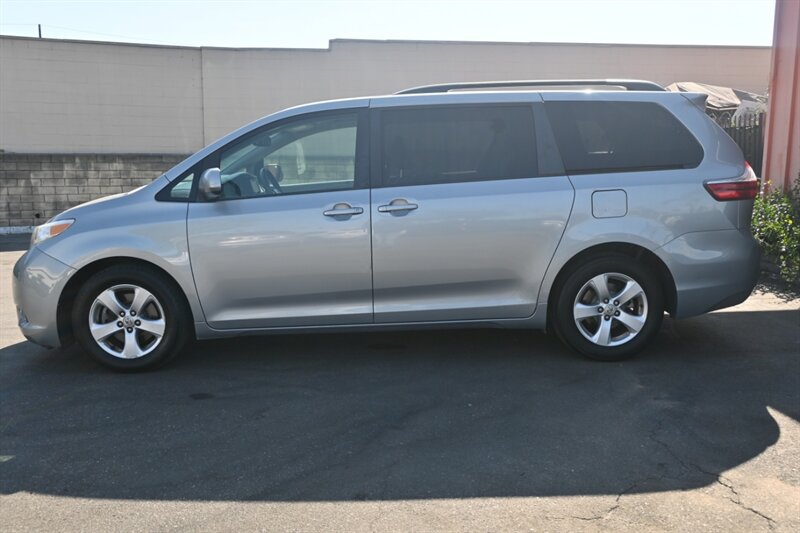 2015 Toyota Sienna LE photo 3