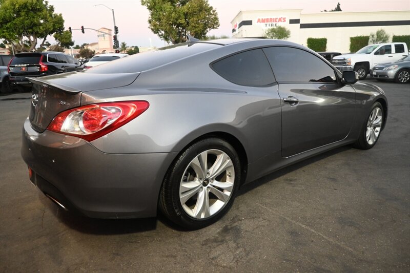 2012 Hyundai Genesis Coupe 3.8 Grand Touring photo 12
