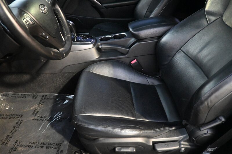2012 Hyundai Genesis Coupe 3.8 Grand Touring photo 23