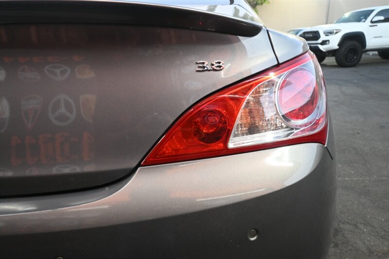 2012 Hyundai Genesis Coupe 3.8 Grand Touring photo 11