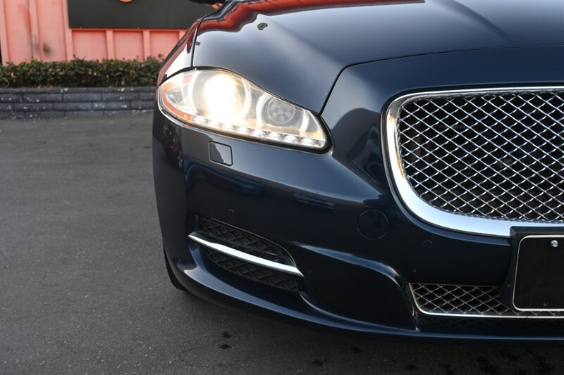 2011 Jaguar XJ photo 3