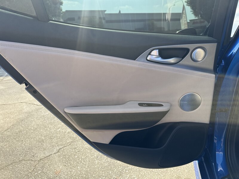 2018 Kia Stinger GT2 - Photo 24 - Norwalk, CA 90650-2241