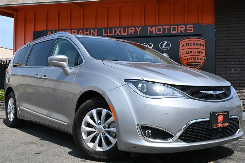 2018 Chrysler Pacifica Touring L - Photo 1 - Norwalk, CA 90650-2241