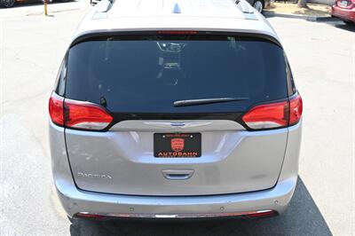 2018 Chrysler Pacifica Touring L   - Photo 20 - Norwalk, CA 90650-2241