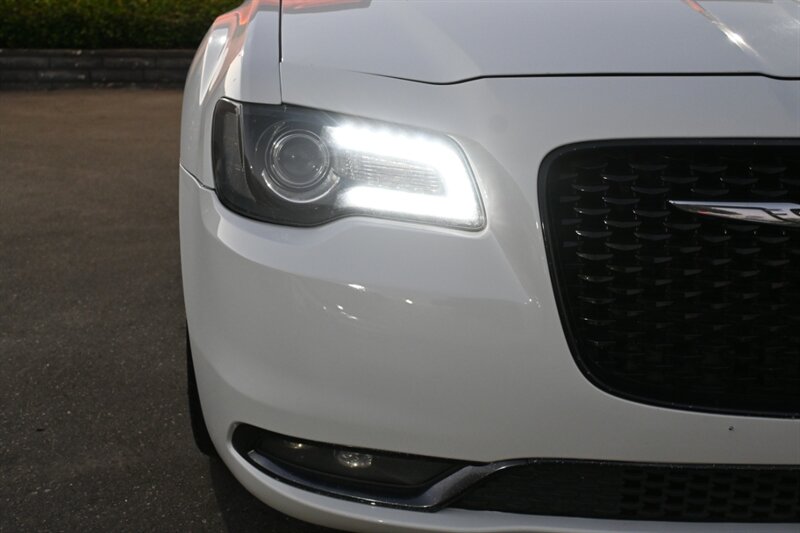 2016 Chrysler 300 S photo 3