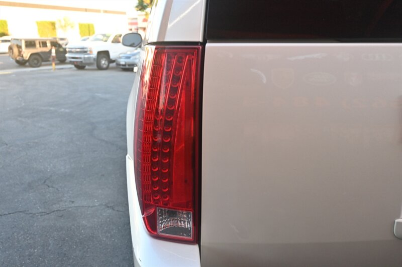 2013 Cadillac Escalade ESV Luxury photo 3