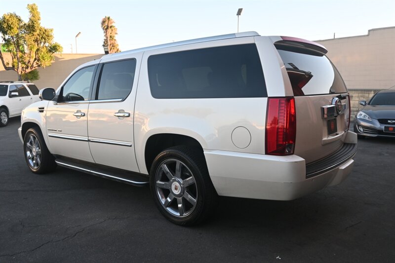 2013 Cadillac Escalade ESV Luxury photo 2